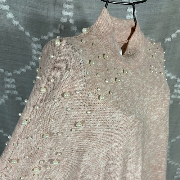 Light pink sweater w/ pearl accent shoulder size M - Picture 6 of 6